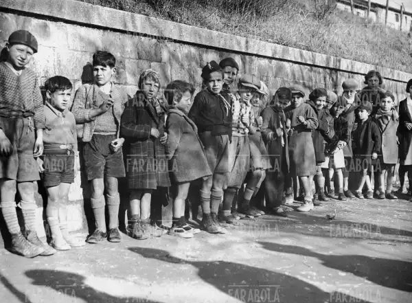 Ragazzi in attesa del dono della Befana fascista, Roma, 1934 - Farabola Immagine digitale