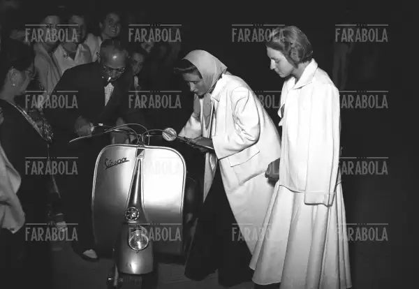 Ragazzi in vespa, Viareggio, 1949 - Farabola Immagine digitale