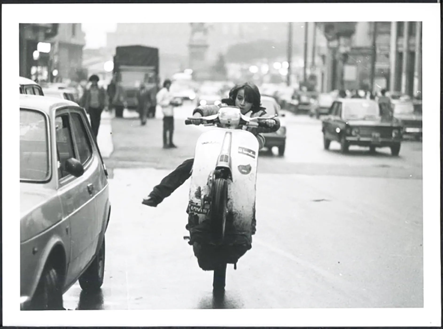 Ragazzino su una Vespa Napoli anni 90 Ft 38085 - Stampa 24x18 cm - Farabola Stampa ai sali d'argento