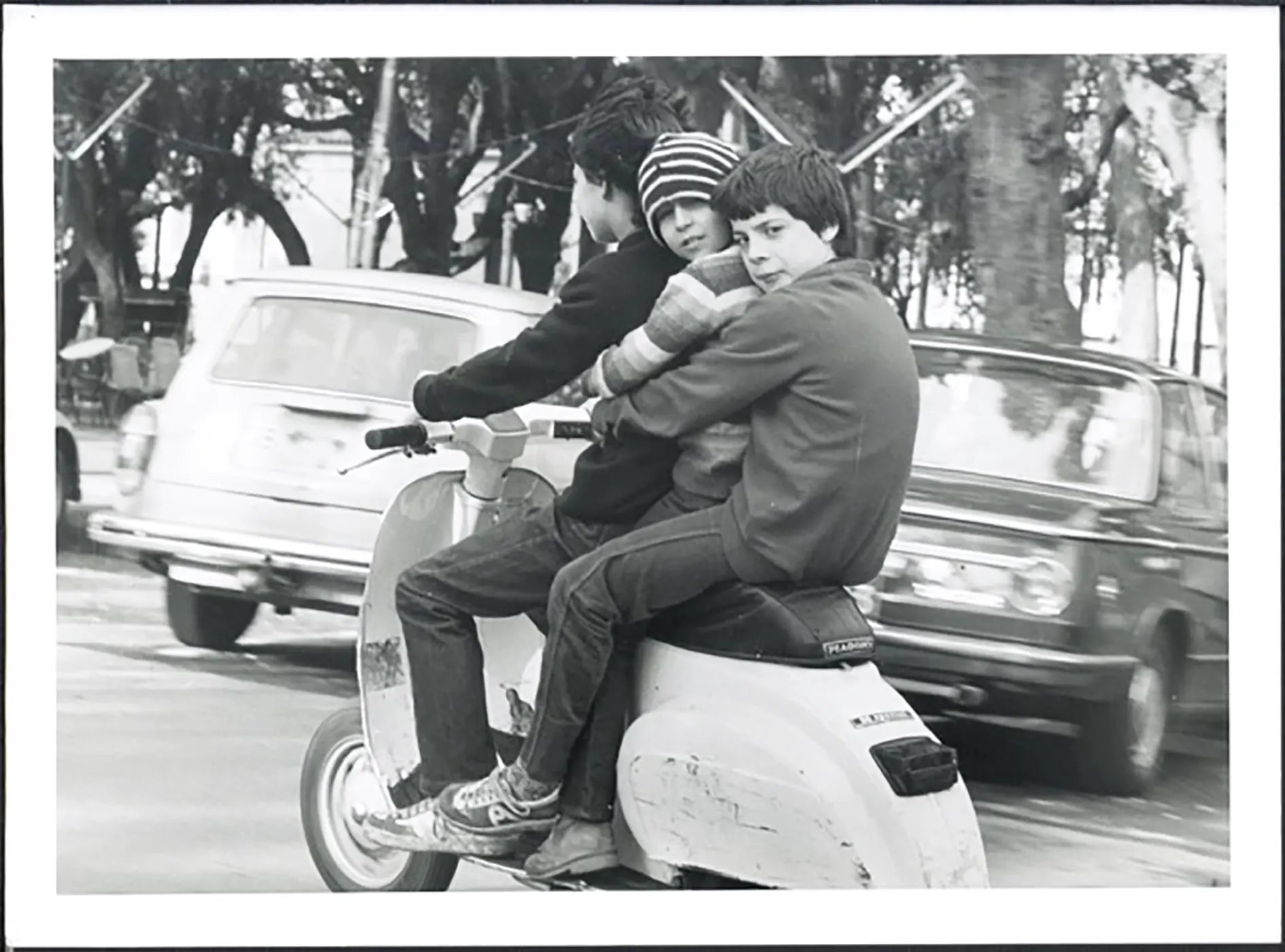 Ragazzino su una Vespa Napoli anni 90 Ft 38086 - Stampa 24x18 cm - Farabola Stampa ai sali d'argento