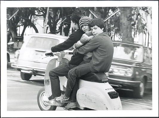 Ragazzino su una Vespa Napoli anni 90 Ft 38086 - Stampa 24x18 cm - Farabola Stampa ai sali d'argento