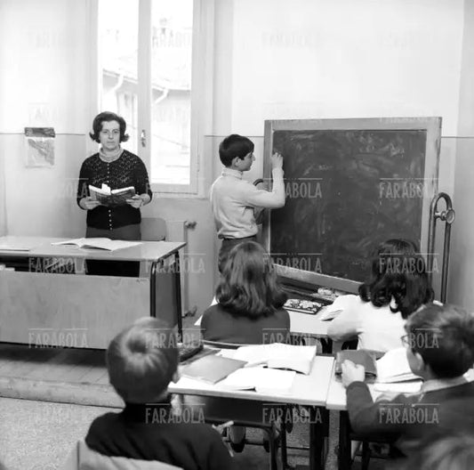 Ragazzo alla lavagna in classe, Binasco, 1967 - Farabola Immagine digitale