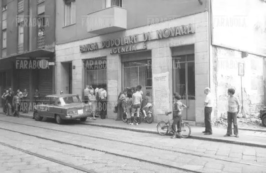 Rapina alla Banca Popolare di Novara, Milano, 1974 - Farabola Immagine digitale