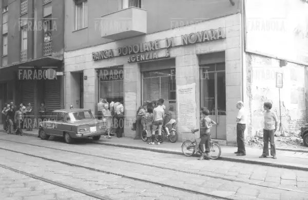 Rapina alla Banca Popolare di Novara, Milano, 1974 - Farabola Immagine digitale