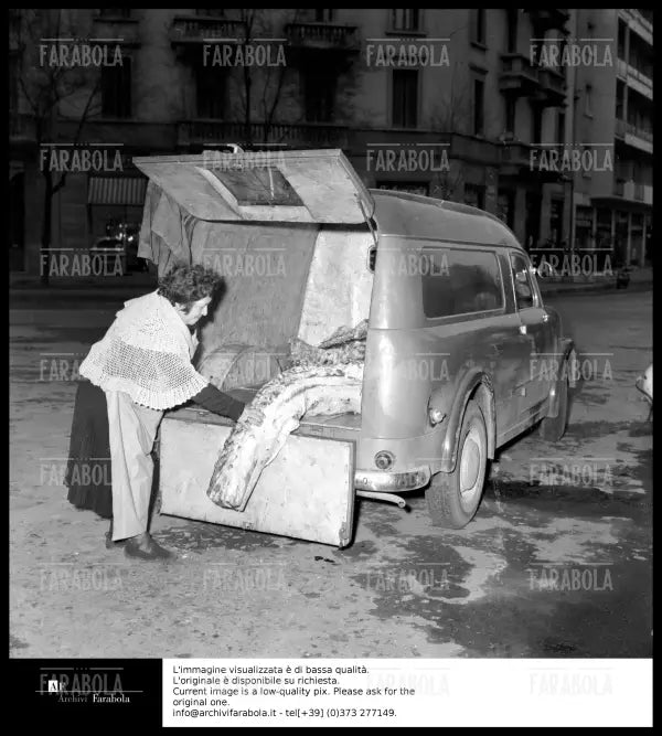 Rapina di via Osoppo, camioncino rubato per rapina, Milano, 1958 - Farabola Immagine digitale