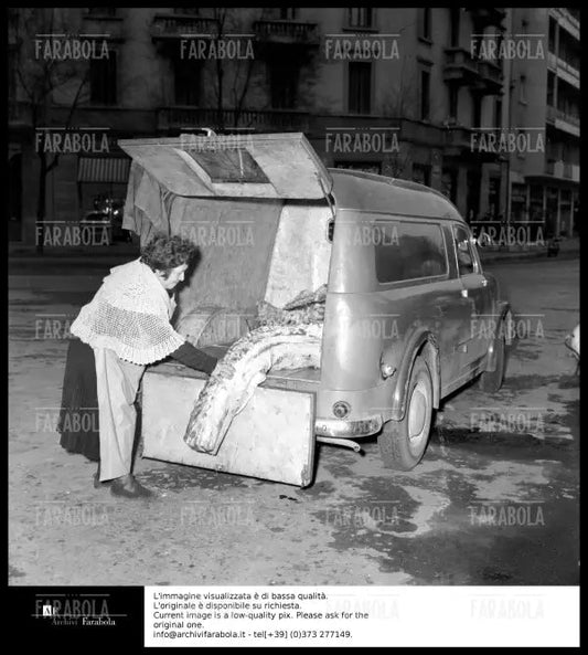 Rapina di via Osoppo, camioncino rubato per rapina, Milano, 1958 - Farabola Immagine digitale