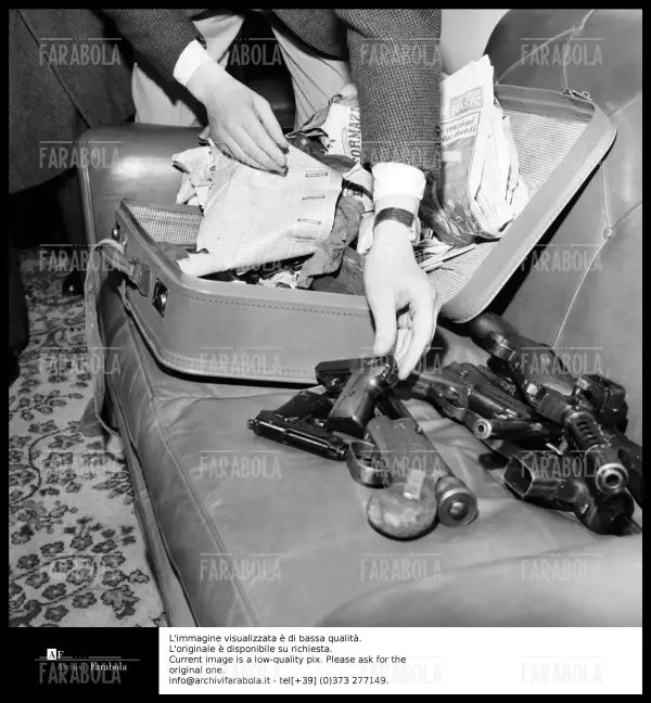 Rapina di via Osoppo, le armi dei rapinatori, Milano, 1958 - Farabola Immagine digitale