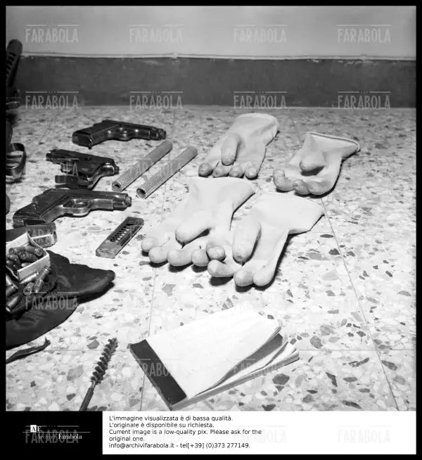 Rapina di via Osoppo, le armi dei rapinatori, Milano, 1958 - Farabola Immagine digitale