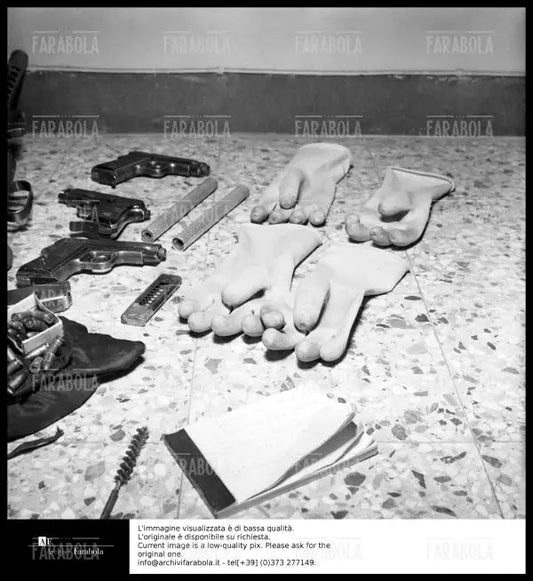 Rapina di via Osoppo, le armi dei rapinatori, Milano, 1958 - Farabola Immagine digitale