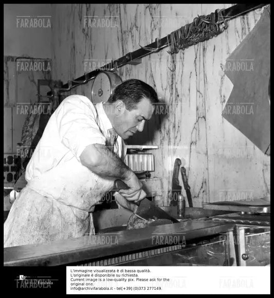 Rapina di via Osoppo, titolare della macelleria Mariani, Milano, 1958 - Farabola Immagine digitale