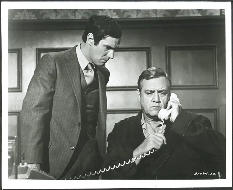 Raymond Burr nella serie Ironside 1967 Ft 37350 - Stampa 20x25 cm - Farabola Stampa ai sali d'argento
