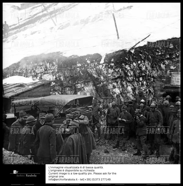 Re Vittorio Emanuele III visita la Galleria di Cima Grappa, 1918 - Farabola Immagine digitale