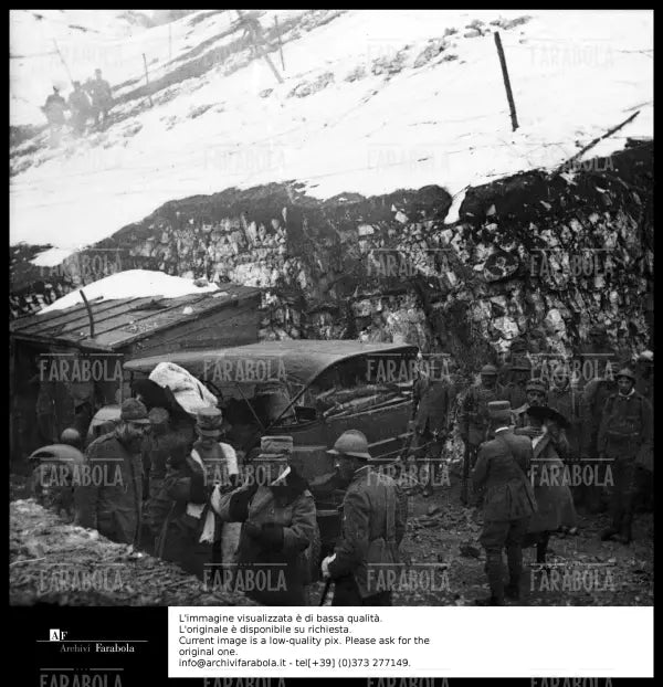 Re Vittorio Emanuele III visita la Galleria di Cima Grappa, 1918 - Farabola Immagine digitale