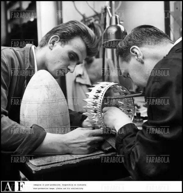 Realizzazione della tiara di papa Paolo VI, Milano, 1963 - Farabola Immagine digitale