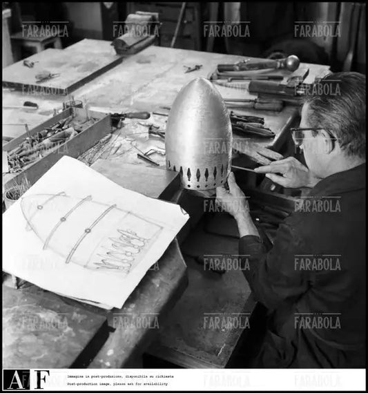 Realizzazione della tiara di papa Paolo VI, Milano, 1963 - Farabola Immagine digitale