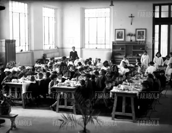 Refezione scolastica in una scuola elementare, Milano, 1937 - Farabola Immagine digitale