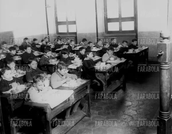 Refezione scolastica in una scuola, Milano, 1937 - Farabola Immagine digitale
