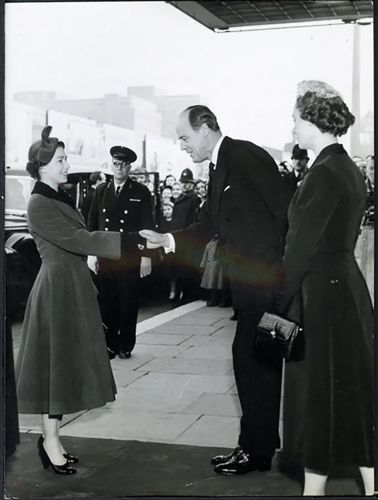 Regina Elisabetta e Lord Rothermere 1955 Ft 36622 - Stampa 20x15 cm - Farabola Stampa ai sali d'argento