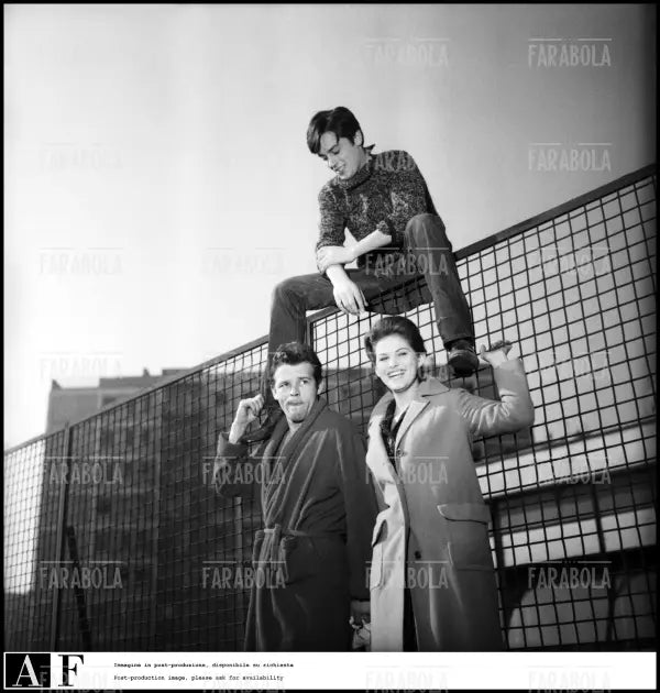 Renato Salvatori, Claudia Cardinale e Alain Delon sul set del film Rocco e i suoi fratelli, 1960 - Farabola Immagine digitale