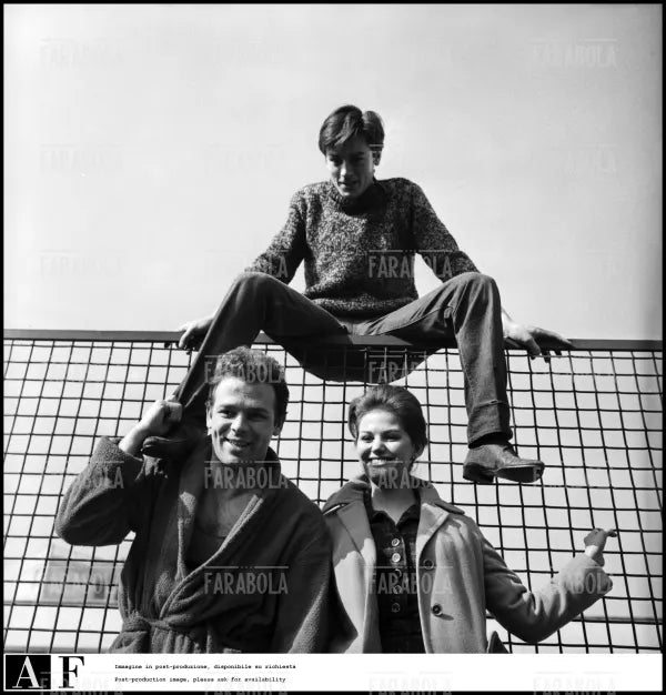 Renato Salvatori, Claudia Cardinale e Alain Delon sul set del film Rocco e i suoi fratelli, 1960 - Farabola Immagine digitale