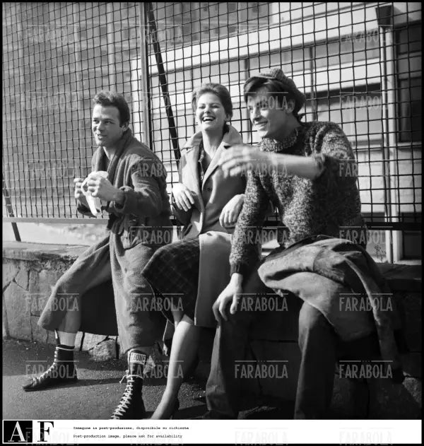 Renato Salvatori, Claudia Cardinale e Alain Delon sul set del film Rocco e i suoi fratelli, 1960 - Farabola Immagine digitale