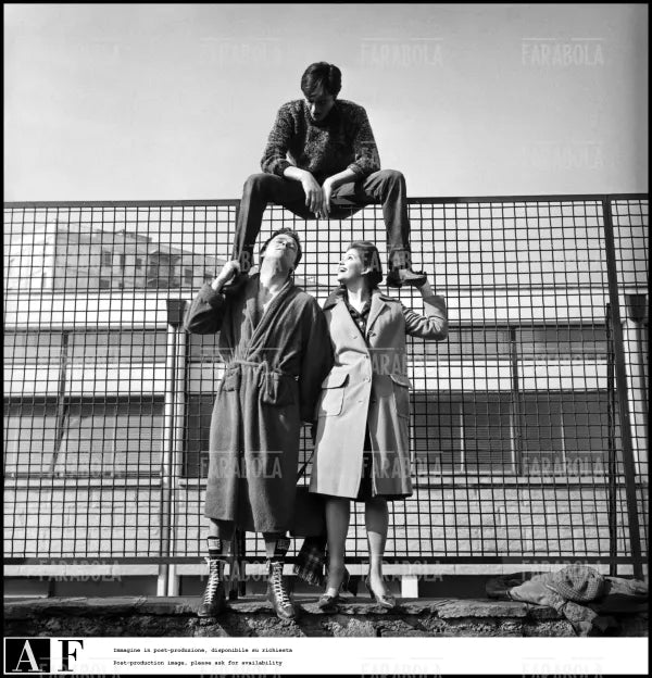 Renato Salvatori, Claudia Cardinale e Alain Delon sul set del film Rocco e i suoi fratelli, 1960 - Farabola Immagine digitale