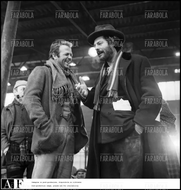 Renato Salvatori e Marcello Mastroianni sul set del film I Compagni, 1963 - Farabola Immagine digitale