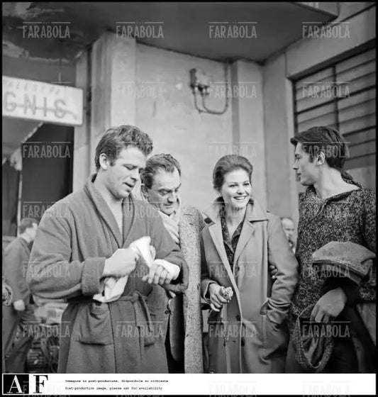 Renato Salvatori, Luchino Visconti, Claudia Cardinale e Alain Delon sul set del film Rocco e i suoi fratelli, 1960 - Farabola Immagine digitale