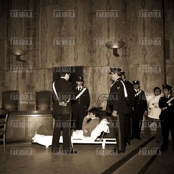 Renato Vallanzasca in tribunale in barella, Milano, 1977 - Farabola Immagine digitale