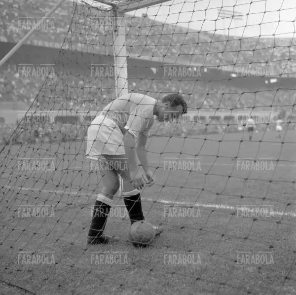 Renzo Burini raccoglie il pallone dalla porta, Inter vs Lazio, 1957 - Farabola Immagine digitale