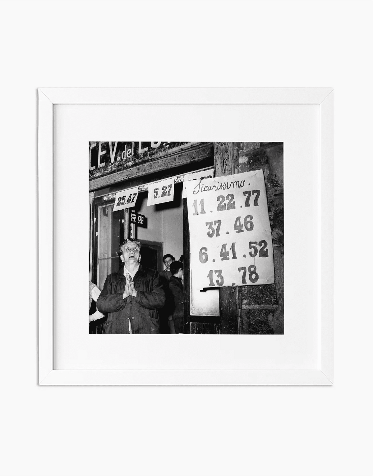 Ricevitoria del Lotto, Napoli 1956 — stampa fine art con cornice bianca