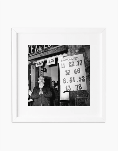 Ricevitoria del Lotto, Napoli 1956 — stampa fine art con cornice bianca