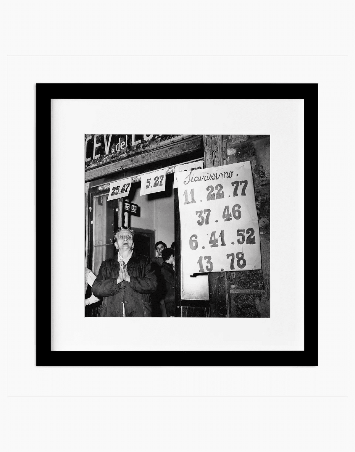Ricevitoria del Lotto, Napoli 1956 — stampa fine art con cornice nera
