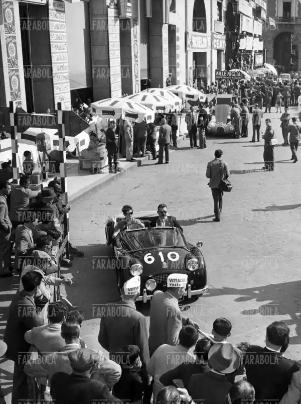 Richard Steed e Ronald Adams su Triumph TR2, Mille Miglia, 1955 - Farabola Immagine digitale