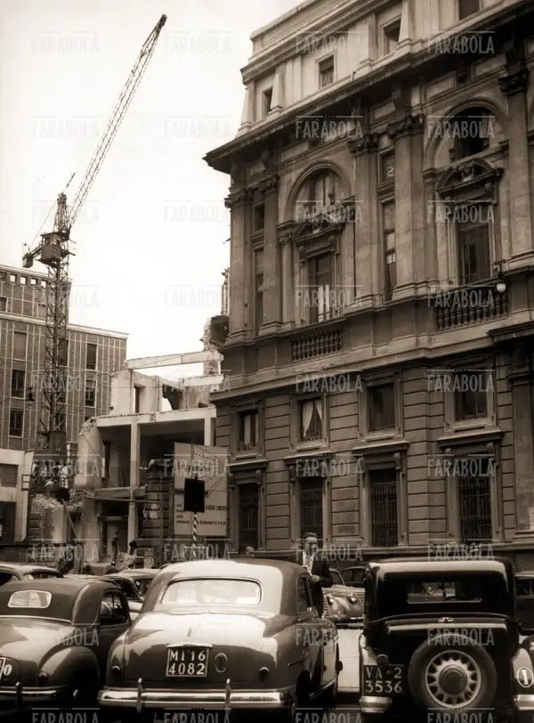 Ricostruzione della Posta a Milano, 1951 - Farabola Immagine digitale