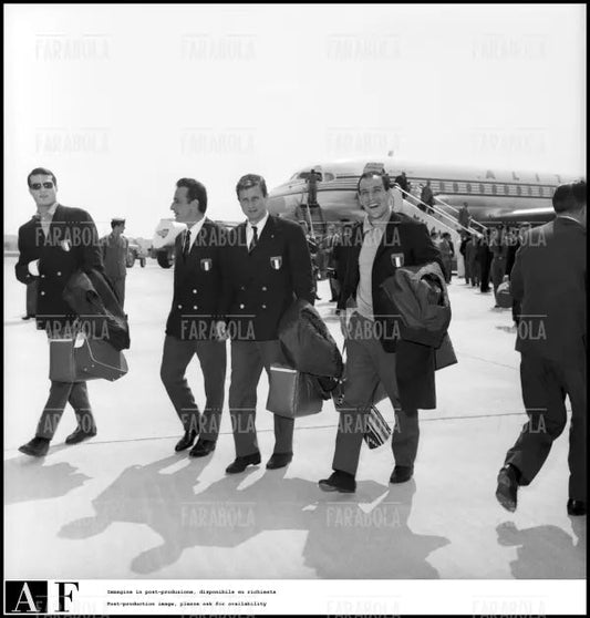 Rientro della nazionale italiana dai Mondiali di calcio Cile, Milano, 1962 - Farabola Immagine digitale