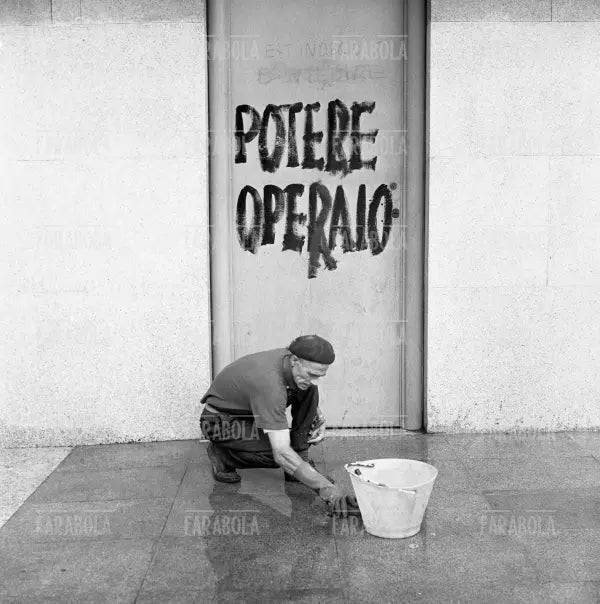 Rimozione manifesti e scritte alla Triennale di Milano, 1968 - Farabola Immagine digitale