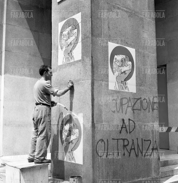 Rimozione manifesti e scritte alla Triennale di Milano, 1968 - Farabola Immagine digitale