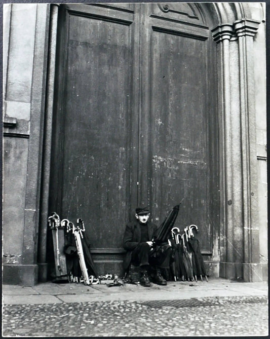 Riparatore ombrelli Milano anni 50 Ft 2830 - Stampa 21x27 cm - Farabola Stampa ai sali d'argento