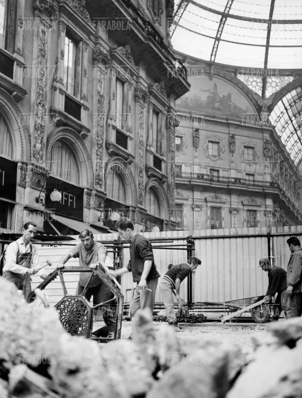 Ripavimentazione della Galleria Vittorio Emanuele II, Milano, 1963 - Farabola Immagine digitale