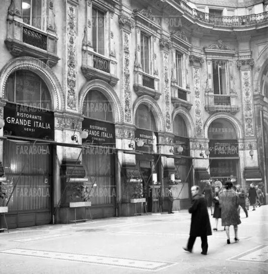 Ristorante Grande Italia in Galleria Vittorio Emanuele II, Milano, 1963 - Farabola Immagine digitale