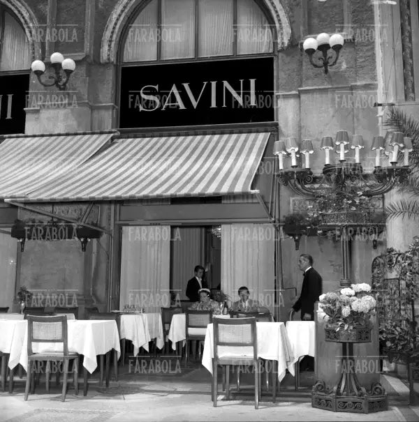 Ristorante Savini in Galleria Vittorio Emanuele II, Milano, 1954 - Farabola Immagine digitale