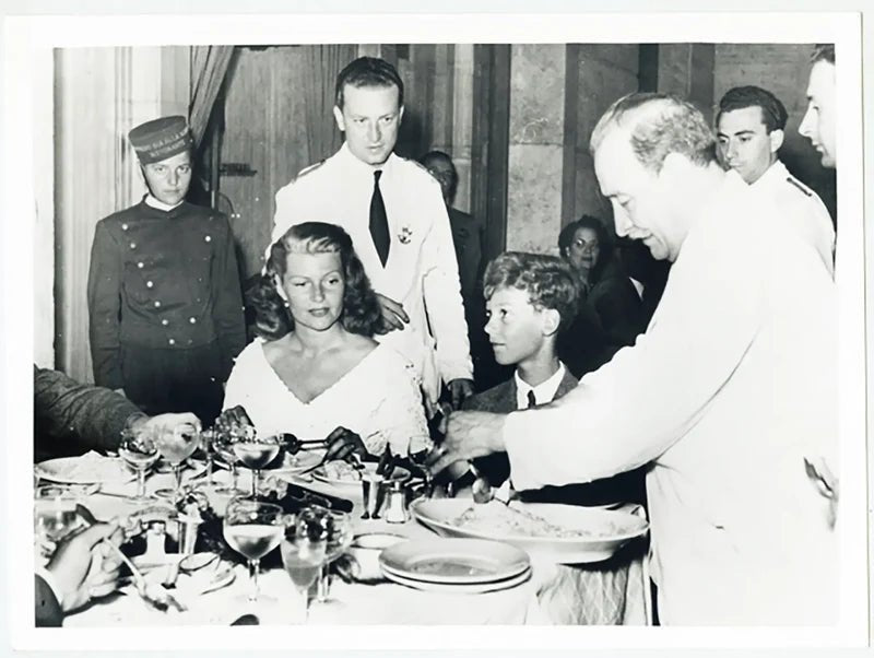 Rita Hayworth al ristorante Alfredo 1949 Ft 37276 - Stampa 24x18 cm - Farabola Stampa ai sali d'argento