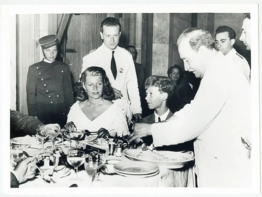 Rita Hayworth al ristorante Alfredo 1949 Ft 37276 - Stampa 24x18 cm - Farabola Stampa ai sali d'argento