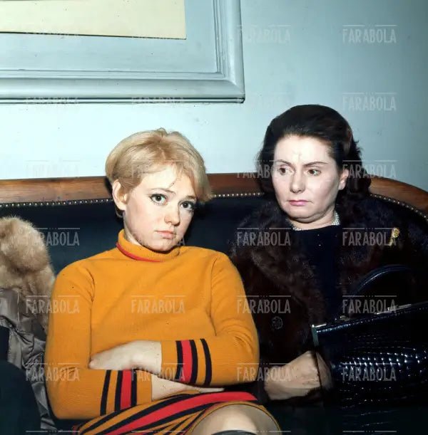 Rita Pavone con la madre, 1968 - Farabola Immagine digitale
