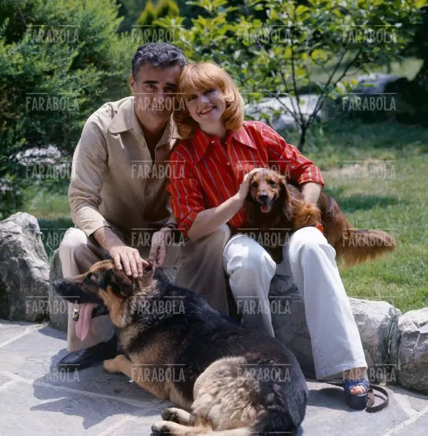 Rita Pavone e Teddy Reno con i loro cani, anni 70 - Farabola Immagine digitale