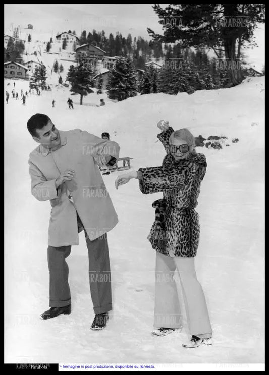 Rita Pavone e Teddy Reno in montagna, anni 70 - Farabola Immagine digitale