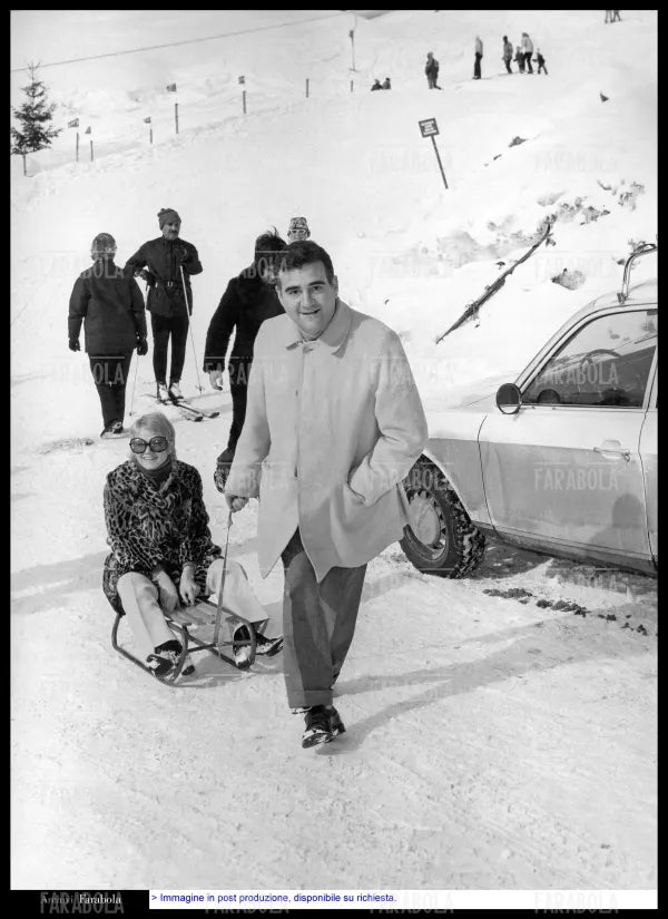 Rita Pavone e Teddy Reno in montagna, anni 70 - Farabola Immagine digitale
