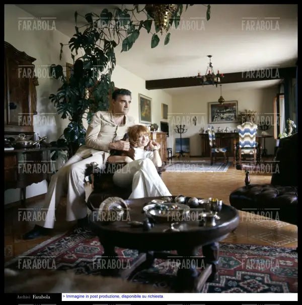 Rita Pavone e Teddy Reno nella loro casa, anni 70 - Farabola Immagine digitale