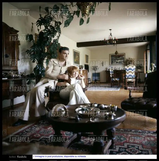 Rita Pavone e Teddy Reno nella loro casa, anni 70 - Farabola Immagine digitale